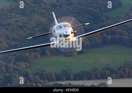 Farnborough F1 Gheppio prototipo volare sopra i campi e alberi Foto Stock