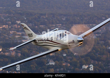 Farnborough F1 Gheppio prototipo volare sopra gli alberi e le case Foto Stock