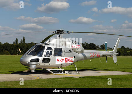 Un Sky News Eurocopter AS-355F-1 Twin Squirrel parcheggiato sul piazzale di sosta a Redhill Foto Stock