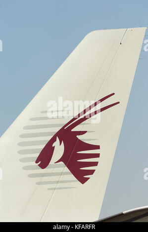 Coda di una Qatar Airways Airbus A330-200 rullaggio Foto Stock