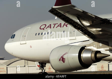 Ala, motore e fusoliera anteriore di Qatar Airways Airbus A330-200 rullaggio Foto Stock