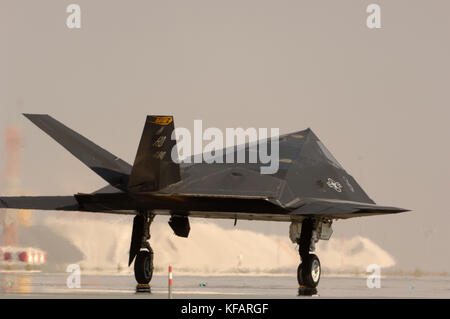 Aviazione statunitense Lockheed Martin F-117A Nighthawk rullaggio al salone aeronautico di Dubai 2007 Foto Stock