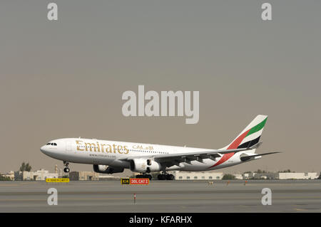 Un Emirates Airlines Airbus un atterraggio33-200 Foto Stock