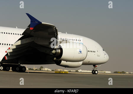 Motori e fusoliera anteriore dell'Airbus A380-800 al salone aeronautico di Dubai 2007 Foto Stock