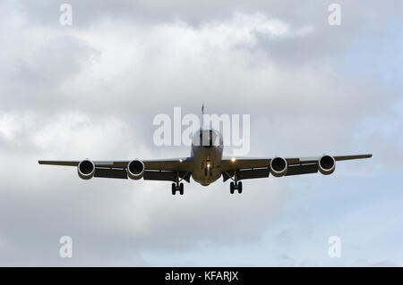 Il USAF Boeing KC-135R Stratotanker sul finale-approccio a Fairford Foto Stock