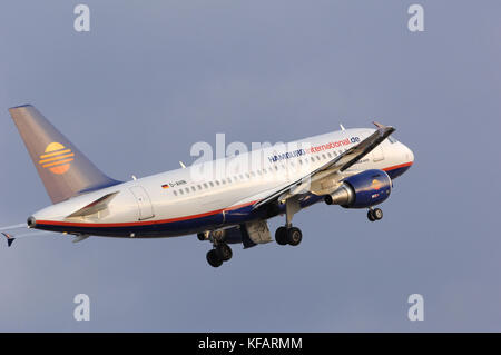 Hamburg International Airbus A319-100 il decollo con carrello ritraendo da Palma International Foto Stock