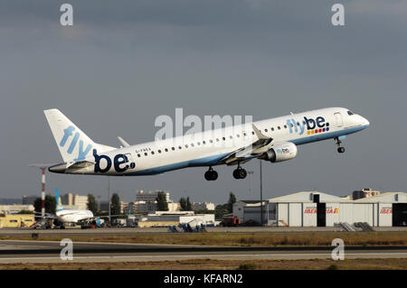 Flybe British European Embraer 195LR (E190-200LR) il decollo con aria Finlandia Boeing 757-200 parcheggiato dietro a Palma International Foto Stock