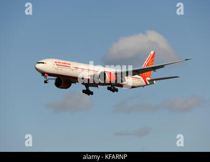 Air India Boeing 777-300ER battenti sul finale-approccio per Heathrow Foto Stock