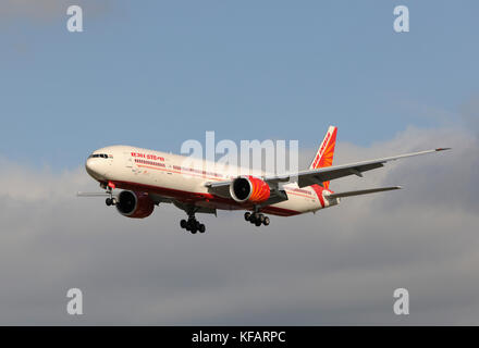 Air India Boeing 777-300ER battenti sul finale-approccio per Heathrow Foto Stock