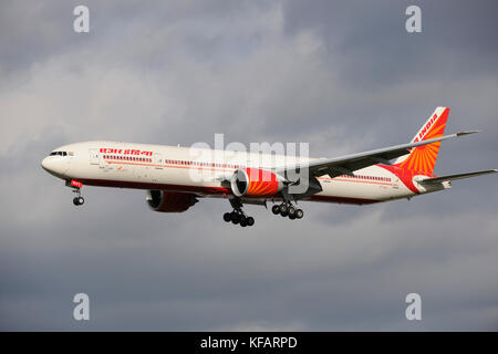 Air India Boeing 777-300ER battenti sul finale-approccio per Heathrow Foto Stock