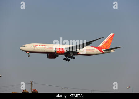 Air India Boeing 777-300ER battenti sul finale-approccio per Heathrow Foto Stock