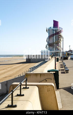 Vista Southeasterly lungo Redcar spianata verso il faro molo verticale Foto Stock