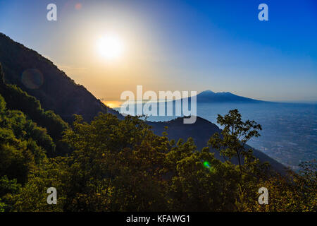 Vista del Monte Vesuvio dal parco regionale dei monti lattari, Italia Foto Stock