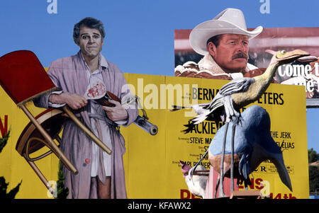 I cartelloni per Steve Martin movie il jerk e sigarette Marlboro sulla Sunset Strip di Los Angeles, CA circa 1979 Foto Stock