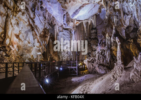 Vietnam's Paradise grotta, meravigliosa caverna a Bo Trach, provincia di Quang Binh, sotterraneo bellissimo luogo per viaggiare, patrimonio nazionale con impressione Foto Stock