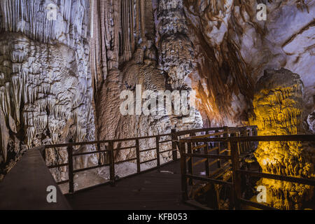 Vietnam's Paradise grotta, meravigliosa caverna a Bo Trach, provincia di Quang Binh, sotterraneo bellissimo luogo per viaggiare, patrimonio nazionale con impressione Foto Stock