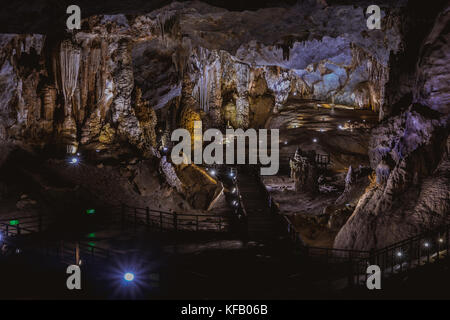 Vietnam's Paradise grotta, meravigliosa caverna a Bo Trach, provincia di Quang Binh, sotterraneo bellissimo luogo per viaggiare, patrimonio nazionale con impressione Foto Stock