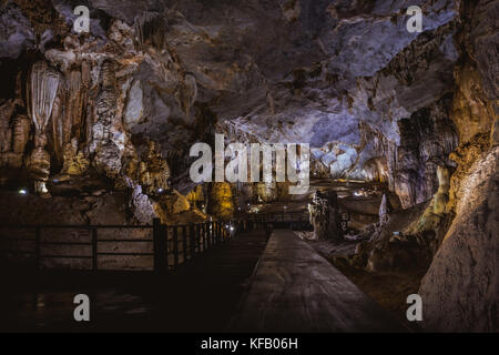 Vietnam's Paradise grotta, meravigliosa caverna a Bo Trach, provincia di Quang Binh, sotterraneo bellissimo luogo per viaggiare, patrimonio nazionale con impressione Foto Stock