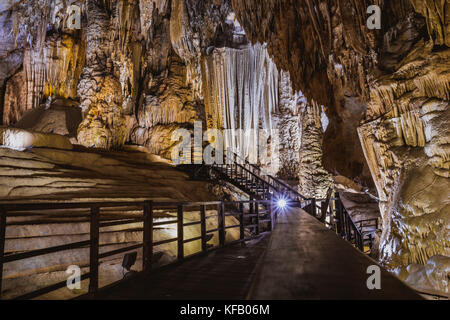 Vietnam's Paradise grotta, meravigliosa caverna a Bo Trach, provincia di Quang Binh, sotterraneo bellissimo luogo per viaggiare, patrimonio nazionale con impressione Foto Stock