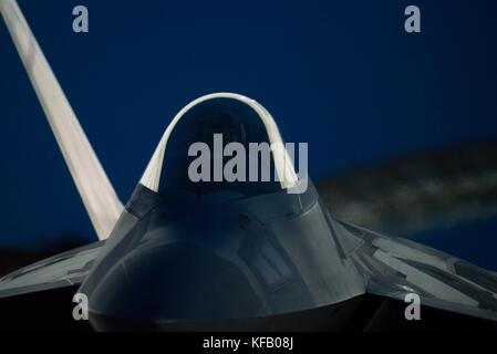 Un US Air Force F-22 Raptor stealth Tactical Fighter Aircraft decolla dalla pista di notte alla base comune langley-eustis luglio 11, 2017 a Hampton, Virginia. (Foto di Benjamin Wilson via planetpix) Foto Stock