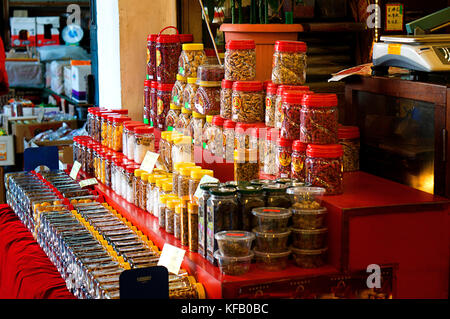 Erbe tradizionali in vasi su strada in stallo Chinatown, Singapore Foto Stock