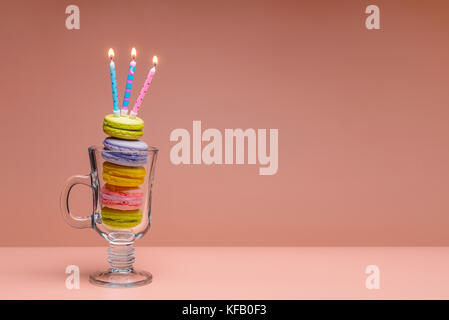 Compleanno di colorati macarons Foto Stock