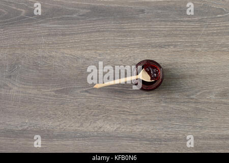 Inceppamento in un recipiente su un tavolo di legno Foto Stock