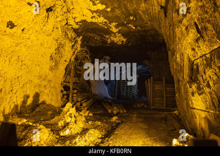 Colombia, Sud America - Tunnel sotterraneo nella miniera di Halite Vecchia nella città di Nemocón, illuminato per attirare il turismo in città. Spazio di copia; Nessuna persona. Foto Stock