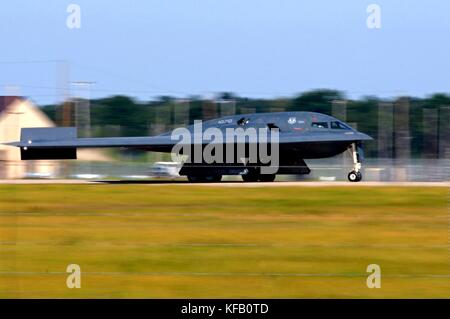 Un US Air Force b-2 spirit bombardiere stealth aereo decolla dalla pista a whiteman Air Force Base di agosto 24, 2009 vicino a manopola Noster, Missouri. (Foto di kenny holston via planetpix) Foto Stock