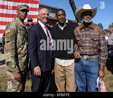 Stati Uniti Louisiana governor john bel edwards (secondo da sinistra) si incontra con i soldati degli Stati Uniti durante una cerimonia di distribuzione al pubblico avoyelles scuola charter ottobre 18, 2017 in mansura, Louisiana. (Foto di noshoba davis via planetpix) Foto Stock