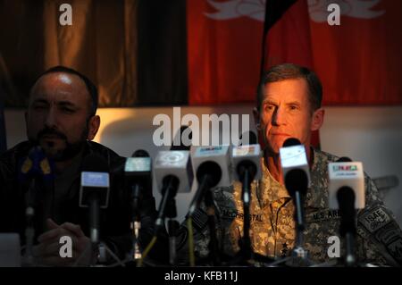 La forza di assistenza alla sicurezza internazionale (ISAF) e il comandante delle forze USA in Afghanistan Stanley McChrystal (a destra) intervengono durante una conferenza stampa a Camp Hero il 2 febbraio 2010 a Kandahar, Afghanistan. (Foto di Kenny Holston via Planetpix) Foto Stock