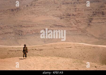 Un soldato dell'esercito nazionale afgano si trova in piedi su una collina in cima durante l'operazione Enduring Freedom 13 marzo 2010 a Zabule, Afghanistan. (Foto di Kenny Holston via Planetpix) Foto Stock