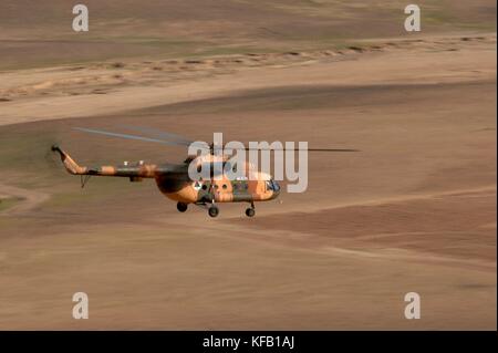 Un elicottero tattico MI-17 dell'esercito nazionale afgano sorvola la campagna durante una missione di circolazione sul campo di battaglia per l'operazione Enduring Freedom 13 marzo 2010 a Zabule, Afghanistan. (Foto di Kenny Holston via Planetpix) Foto Stock