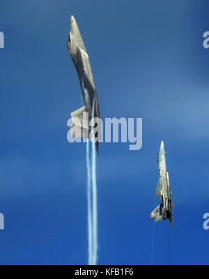 Un US Air Force F-22 Raptor stealth Tactical Fighter Aircraft (sinistra) e un'US Air Force F-15 Eagle Tactical Fighter Aircraft fly in una salita verticale al di sopra della base aerea militare di Nellis nevada test e campo di addestramento il 16 luglio 2010 vicino a Las Vegas, Nevada. (Foto di kevin j. gruenwald via planetpix) Foto Stock