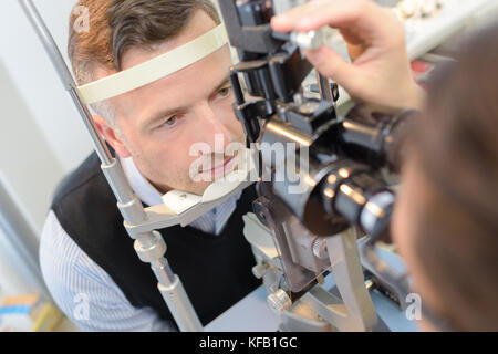 Ottico di controllo paziente agli occhi Foto Stock