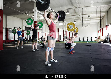 Gli atleti il sollevamento barbells in palestra Foto Stock