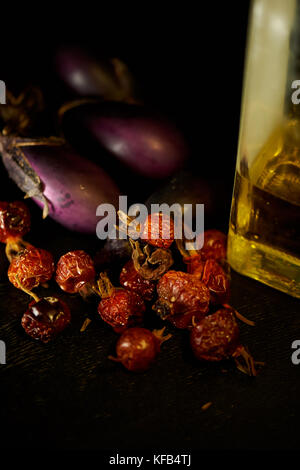 Melanzana, essiccato e di rosa canina olio d'oliva.un piacevole pranzo e harvest festival. Foto Stock