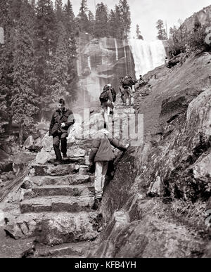 Stati Uniti d'America, in California, del parco nazionale Yosemite, escursionismo il sentiero a primaverile cade (b&W) Foto Stock