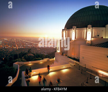 Stati Uniti, California, los angeles, turisti prendere in vista di Los Angeles di notte dal Parco Osservatorio Griffith Foto Stock