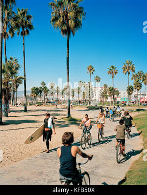 Stati Uniti, California, los angeles, Venice Beach, surfisti e bikers sulla passeggiata a mare di legno della Spiaggia Venice Foto Stock