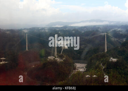 Vista aerea dell'osservatorio di Arecibo dopo il passaggio dell uragano maria ottobre 16, 2017 in arecibo, puerto rico. (Foto di David micallef via planetpix) Foto Stock