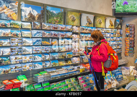 Grossglockner, Austria - 23 settembre 2017: donna sconosciuta con pali trekking visita il negozio di souvenir del kaiser franz josef glacier. grossglockn Foto Stock