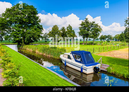 Piccolo canale con il motoscafo in giethoorn paesi bassi sul giorno di estate Foto Stock