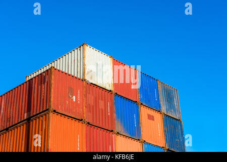 Impilate i contenitori di carico nel porto di Rotterdam Paesi Bassi Foto Stock