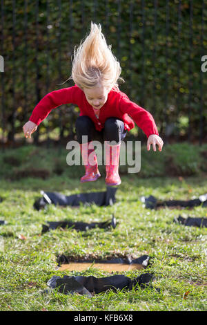 Il mondo Puddle Jumping campionati a Wicksteed Park nel Northamptonshire mercoledì 25 ottobre. I ragazzi sono state facendo un tuffo al mondo Puddle Jumping campionati a Wicksteed Park nel Northamptonshire oggi (MER). I concorrenti si sono battuti per rendere la più grande splash al quinto concorso annuale di Kettering. Gli organizzatori ha creato una speciale serie di campionato standard di pozzanghere e i giudici hanno dato i punteggi basati su cose come altezza del salto, entusiasmo, distanza di splash e stickability (la quantità di fango che si aggrappa a ciascun concorrente). Foto Stock