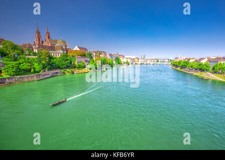 Centro storico di Basilea con munster cattedrale e al fiume Reno, Svizzera, Europa. Basilea è una città in Svizzera nordoccidentale sul fiume rhi Foto Stock