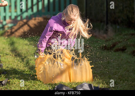 Il mondo Puddle Jumping campionati a Wicksteed Park nel Northamptonshire mercoledì 25 ottobre. I ragazzi sono state facendo un tuffo al mondo Puddle Jumping campionati a Wicksteed Park nel Northamptonshire oggi (MER). I concorrenti si sono battuti per rendere la più grande splash al quinto concorso annuale di Kettering. Gli organizzatori ha creato una speciale serie di campionato standard di pozzanghere e i giudici hanno dato i punteggi basati su cose come altezza del salto, entusiasmo, distanza di splash e stickability (la quantità di fango che si aggrappa a ciascun concorrente). Foto Stock