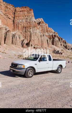 White Ford F150 parcheggiato a scogliere rosso zona naturale in Red Rock Canyon State Park fuori la Highway 14 nel sud della California USA Foto Stock