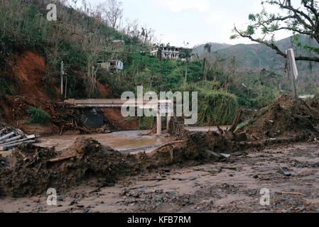 Un ponte crollato si trova sul fiume Rio Charco Abajo allagato all'indomani dell'uragano Maria, 17 ottobre 2017, a Utuado, Porto Rico. (Foto di Eliud Echevarria via Planetpix) Foto Stock