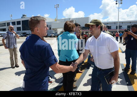 Il comandante della Guardia Costiera degli Stati Uniti Paul Zukunft (a sinistra) incontra il governatore portoricano Ricardo Rossello durante gli sforzi di soccorso in seguito all'uragano Maria il 13 ottobre 2017 a Porto Rico. (Foto di David Flores via Planetpix) Foto Stock